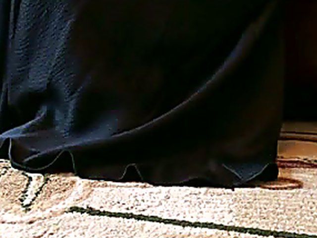 Hot babe loves showing off her sexy feet