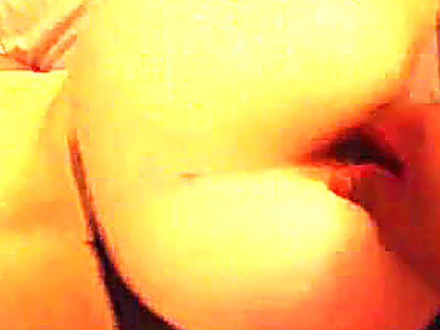 Hot amateur mom with well shaped bare ass