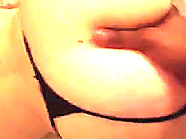 Hot amateur mom with well shaped bare ass