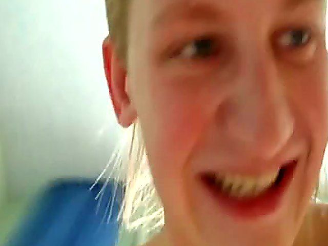 Skinny teen girlfriend gets her slit fucked on the couch