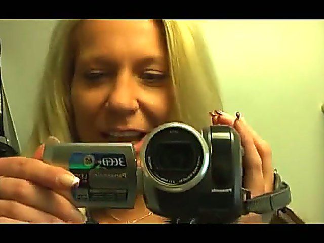 Amateur blonde dildos her vagina and asshole