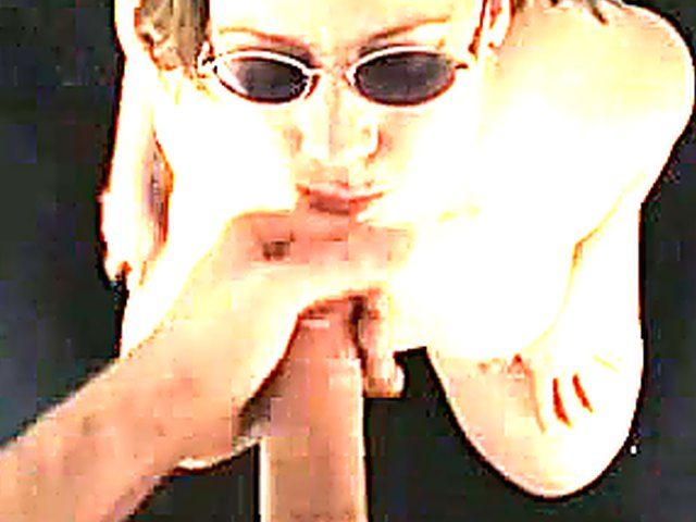 Experienced mature woman loves sucking in shades