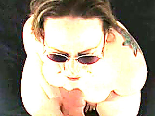 Experienced mature woman loves sucking in shades