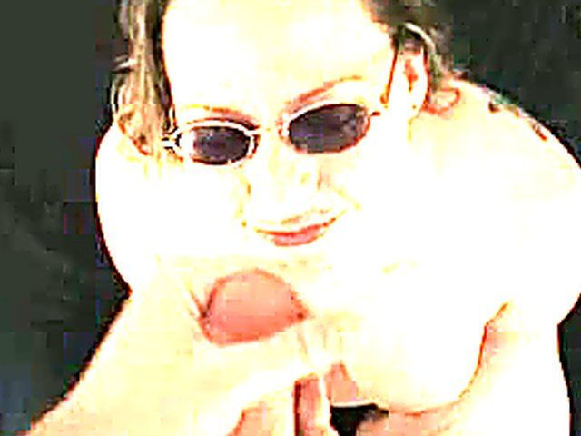 Experienced mature woman loves sucking in shades