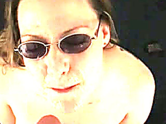 Experienced mature woman loves sucking in shades