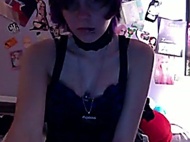 Beautiful babe loves to play with her pussy