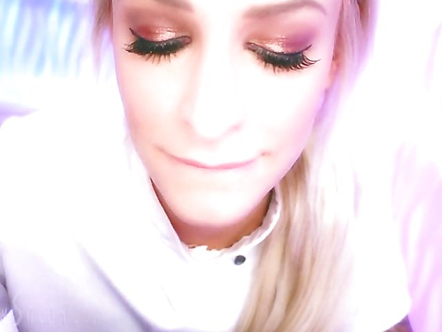 Cum loving Emma Hix gives a beautiful blowjob