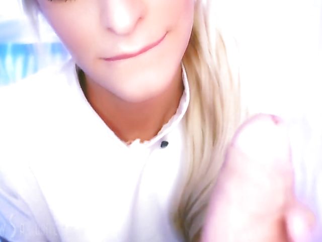 Cum loving Emma Hix gives a beautiful blowjob