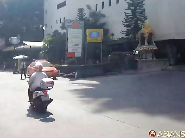 Thai amateur gets slammed on the bed