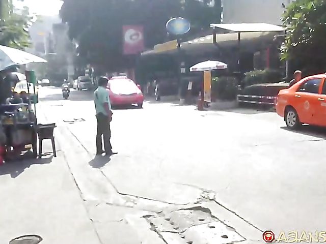 Thai amateur gets slammed on the bed