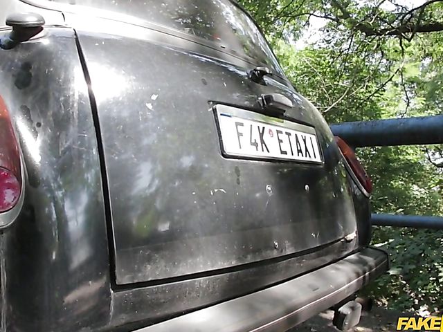 Shaved thai Jureka Del Mar fucks in a taxi
