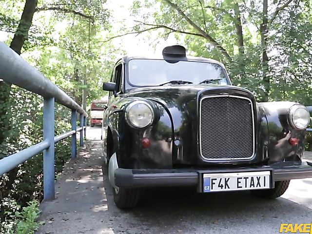 Shaved thai Jureka Del Mar fucks in a taxi