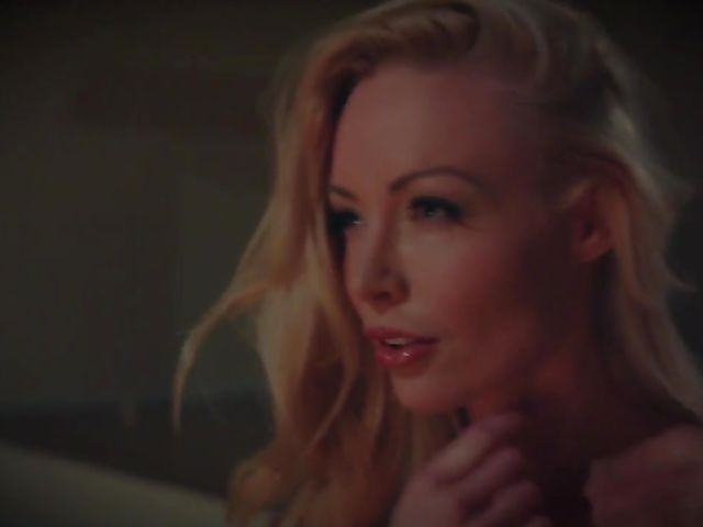 FFM threesome in the dark with gorgeous strippers