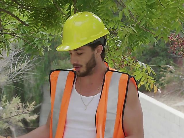 Hot babe Moka Mora fucks to stop the chop