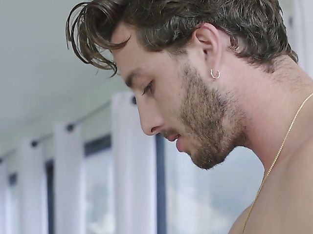 Hot babe Moka Mora fucks to stop the chop