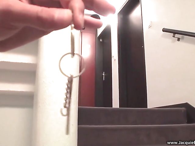 Amateur MILF Carole gets nailed in her apartment