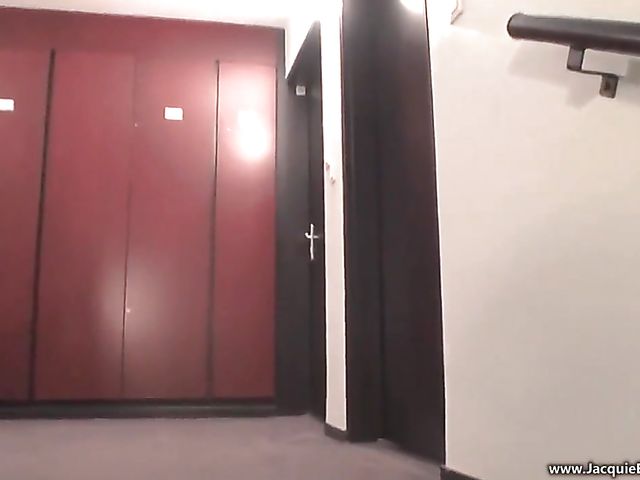 Amateur MILF Carole gets nailed in her apartment