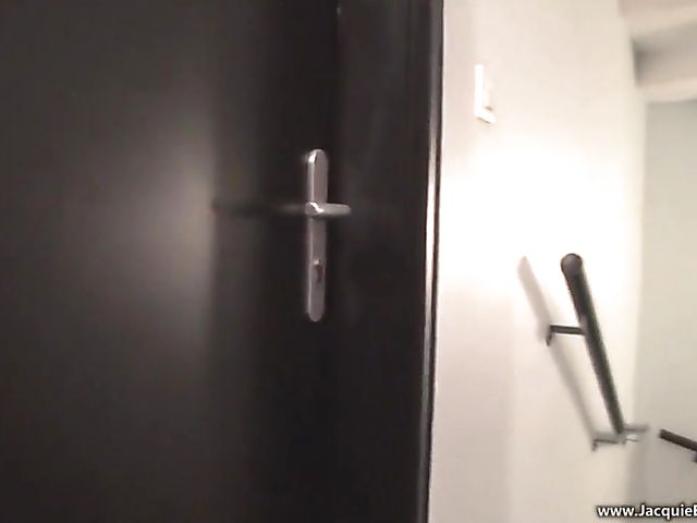 Amateur MILF Carole gets nailed in her apartment