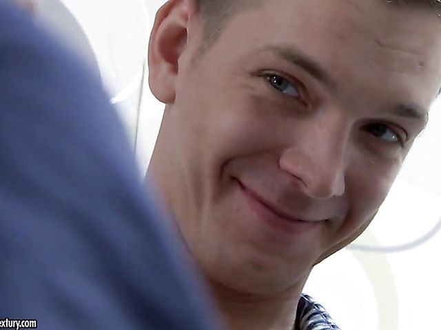 Hot chick has anal sex with a hairdresser