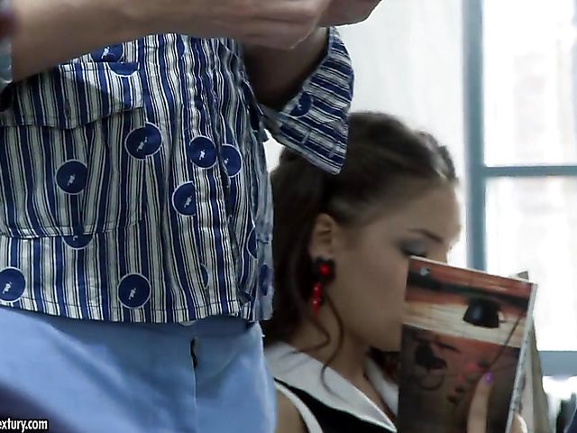 Hot chick has anal sex with a hairdresser