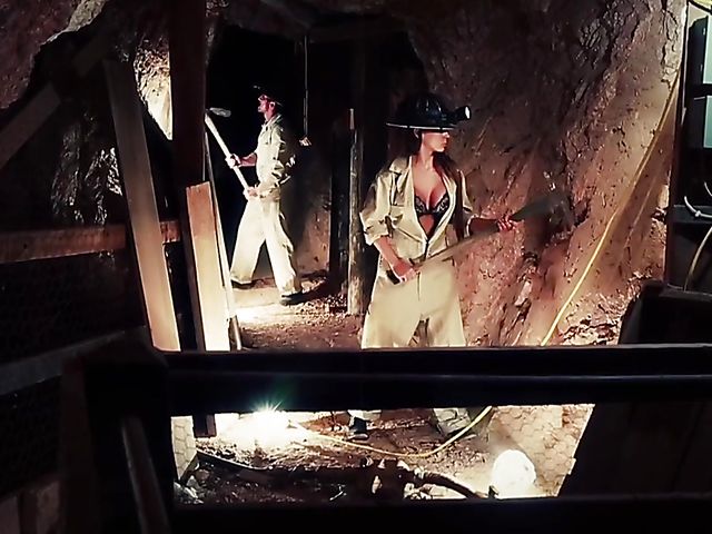 Round tits babe Madison Ivy banging in the mountains