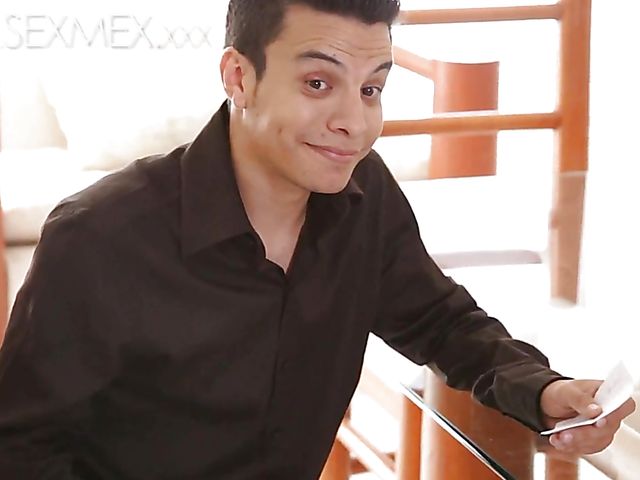 Mature aunty Mary gets fingered by a boy