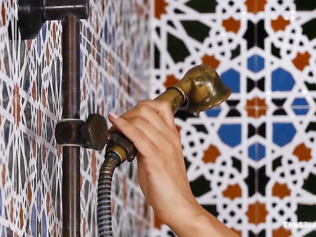 Lisa Ann solo in the shower for your enjoyment