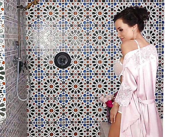 Lisa Ann solo in the shower for your enjoyment