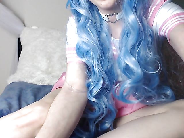 Blue-haired webcam girl toy fucks her pussy