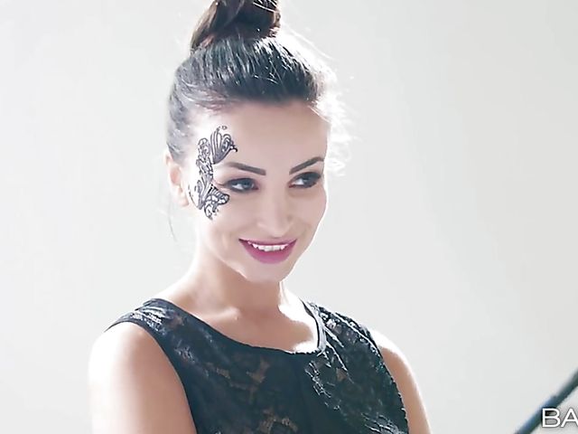 Alyssia Kent - Stunning model anal pounded