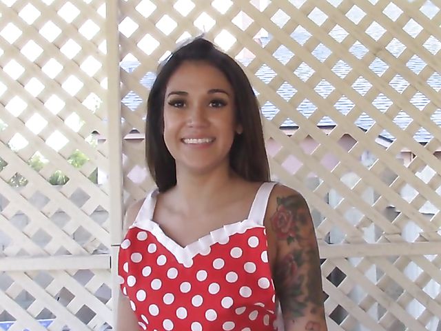 Sweet Jynx is proud of her perfect ass 