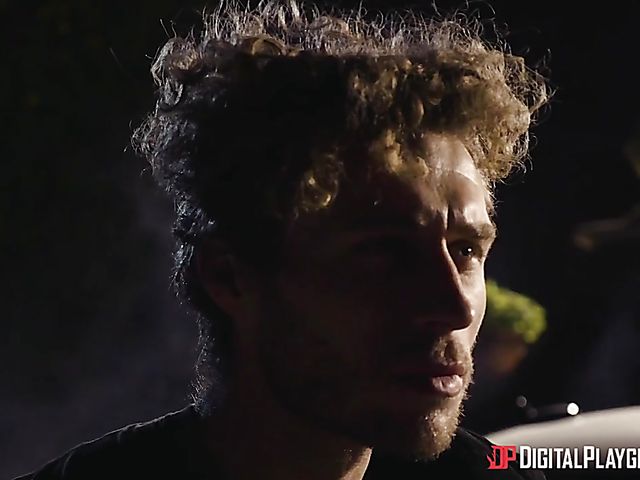 Hot sex in the dark of the night with Jennifer Jacobs