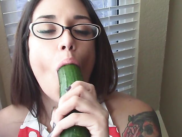 A big cucumber in Jynx's shaved pussy