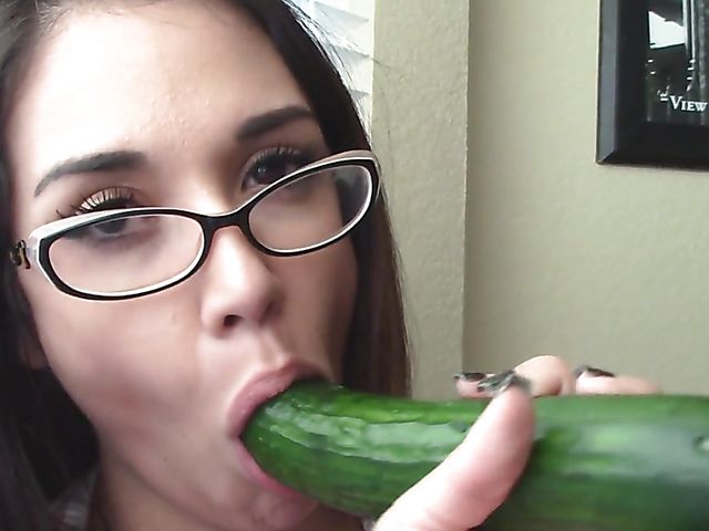 A big cucumber in Jynx's shaved pussy