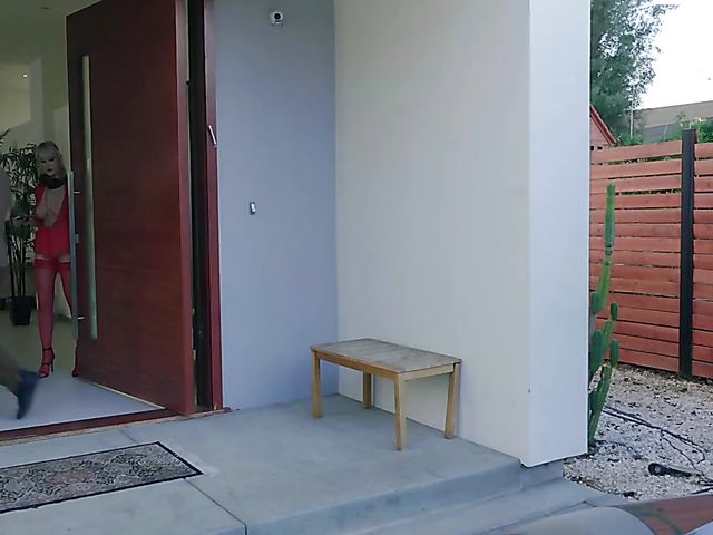 Big titty MILF Maxim Law seduces a delivery boy