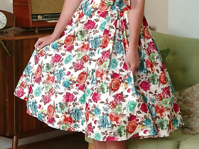 Vintage flash model Tindra Frost flaunts her juggs and pussy