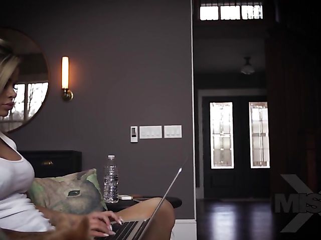 Big tits blonde Jessa Rhodes takes a dick in bed