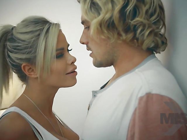 Big tits blonde Jessa Rhodes takes a dick in bed