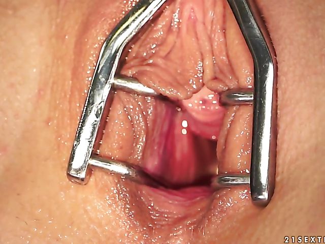 Cindy Hope can't keep her hands off Nesty's lesbian pussy