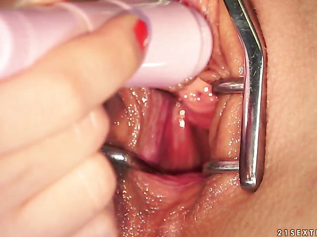 Cindy Hope can't keep her hands off Nesty's lesbian pussy