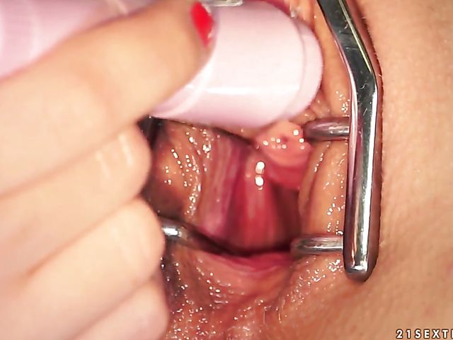 Cindy Hope can't keep her hands off Nesty's lesbian pussy