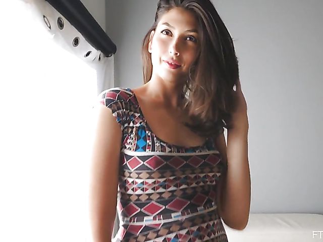 Slim MILF cutie Lola playing with her nipples