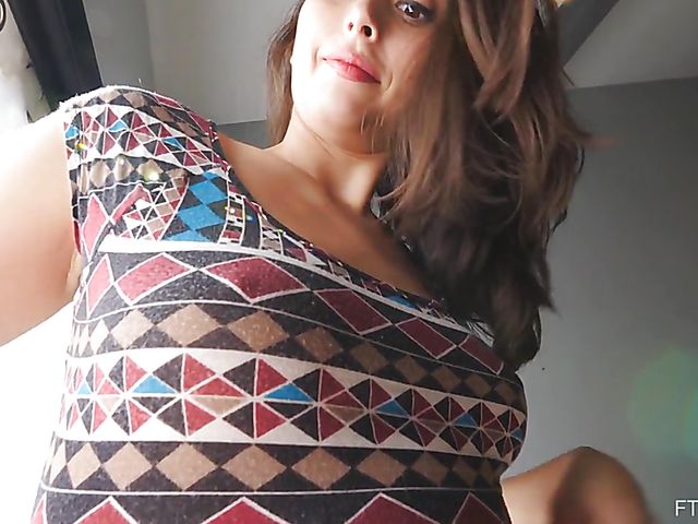 Slim MILF cutie Lola playing with her nipples