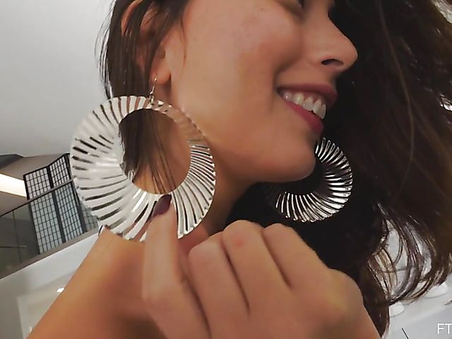 Cute MILF Lola gets naked and plays with her snatch for you