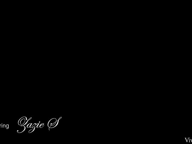 Lesbian foot worship in the morning with Aysha and Zazie 