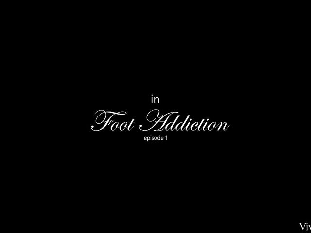 Lesbian foot worship in the morning with Aysha and Zazie 