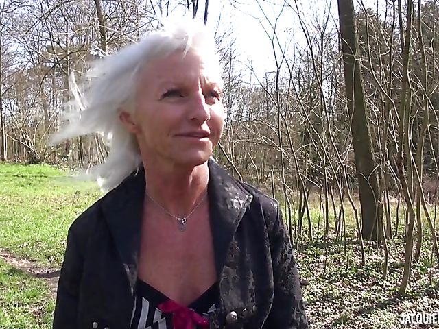 French mature anal banged on the bed