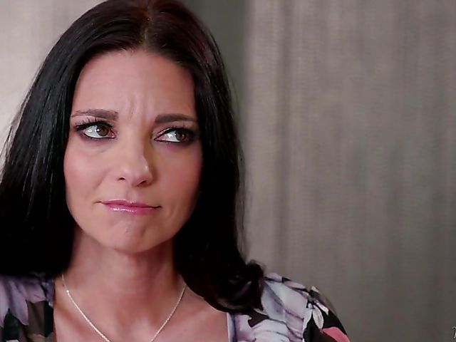 Lesbian mom Mindi Mink helps her stepdaughter Abella Danger squirt