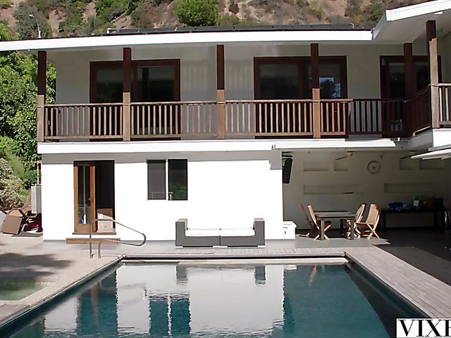 Interracial threesome with Kendra Sunderland and Nia Nacci