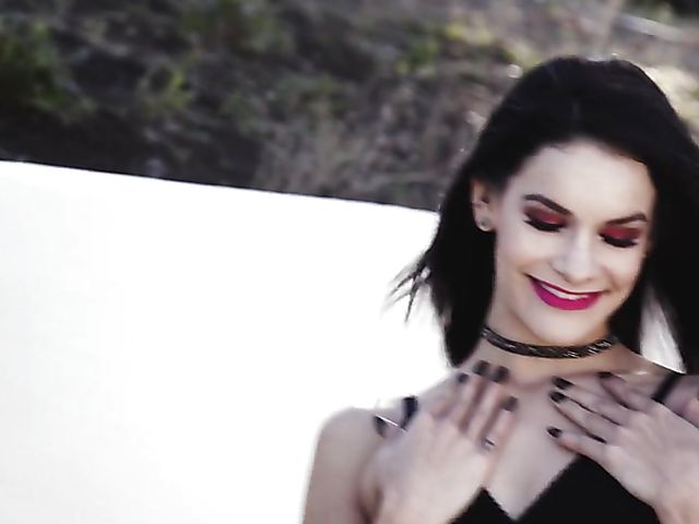 Teen deepthroat freak Edyn Sinn gagging